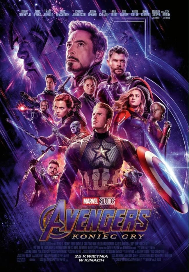 Cartelera de Los Vengadores, en inglés, Avengers, con Capitán América, Iron Man, Thor, La viuda negra, Capitana Marvel, Ojo de Halcón, etc... en la cabeza del cartel (la segunda de las 10 películas más taquilleras de la historia)