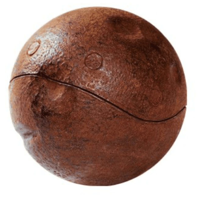 Tipo de pelota llamada Bludger de color marrón que se utiliza en el Quidditch