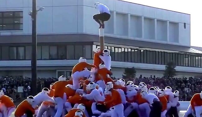 cientos de jugadores japoneses intentado derribar el poste rival